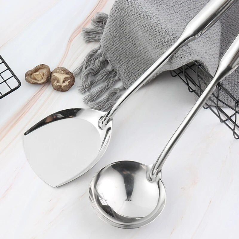 Nerūsējošā tērauda cietā zupas karotes kausu virpotāja komplekts. Lāpstiņas, kastrolis, lāpstiņa, mērces, karotes, virtuves gatavošanas piederumi