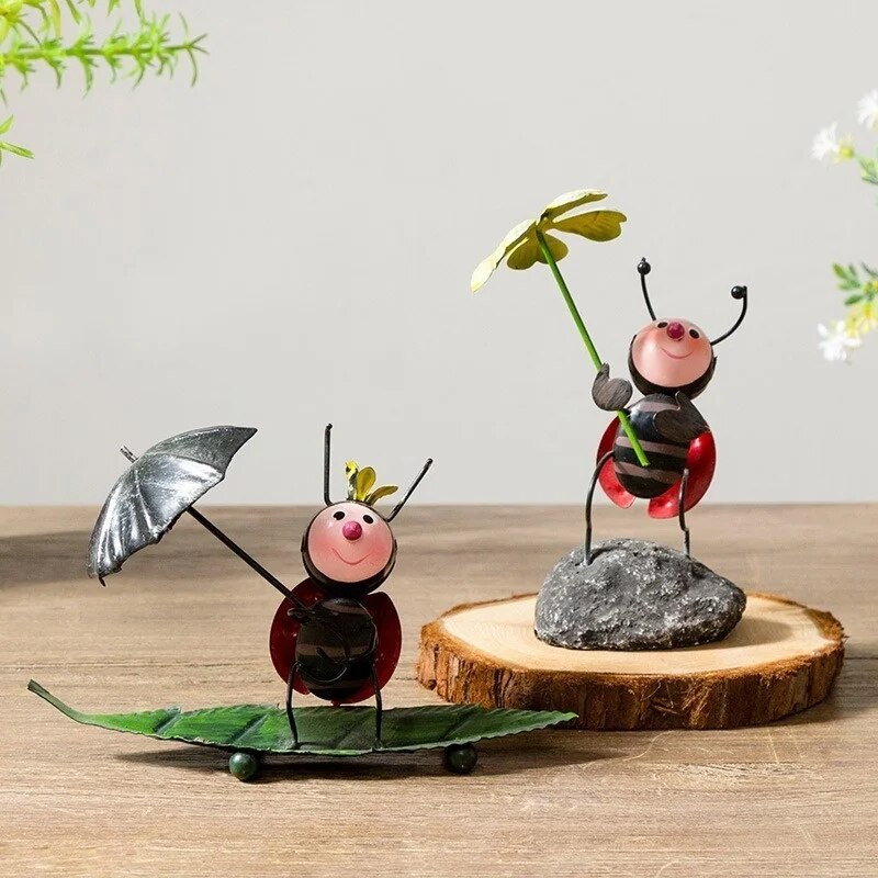 Mazās mārītes radošā nodaļa Dziedināšana mazi rotājumi Dzīvojamā istaba Datora galddatora TV skapis Moderns mājas dārza noformējums