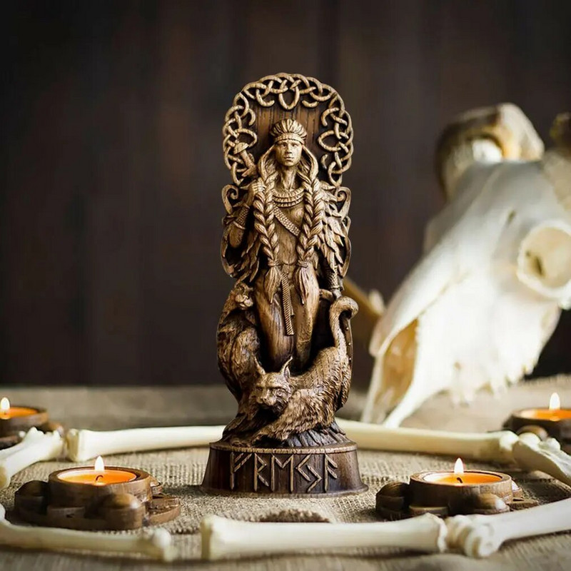 Vikingų dievų dievų skulptūra Skandinavijos panteono dervos papuošalai Frejos statula Frėjos skandinavų dievų drožybos altorius Pagonys Asatru