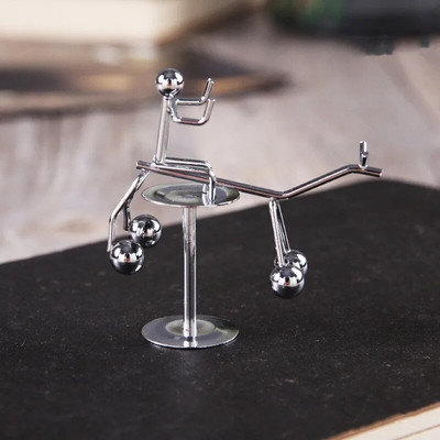 Līdzsvara bumba Ņūtona svārsta bumba vīriešiem Dzelzs vīra šūpulis Radošs līdzsvars Amatniecība Tumbler Bērnu Galda rotaļlieta Metāla Mājas Dekorācijas Aksesuārs