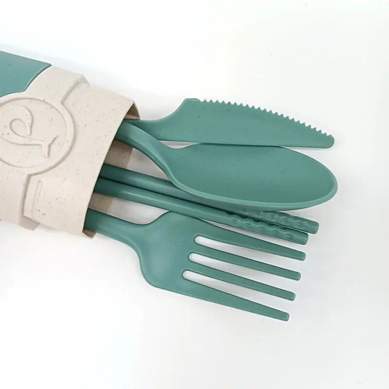 Nešiojami daugkartinio naudojimo šaukštai, šakutės kelioninėms iškyloms, lazdelės iš kviečių šiaudų stalo įrankių rinkinys su nešiojimo dėžute studentų biurui