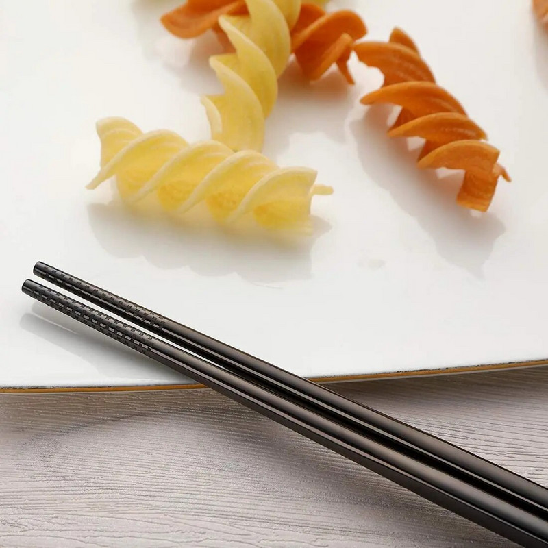 8 iepakojumu pārnēsājams nerūsējošā tērauda galda piederumu komplekts, ceļojumu kempinga galda piederumi, ceļojumu sudraba trauku komplekts ar ūdensnecaurlaidīgu futrāli