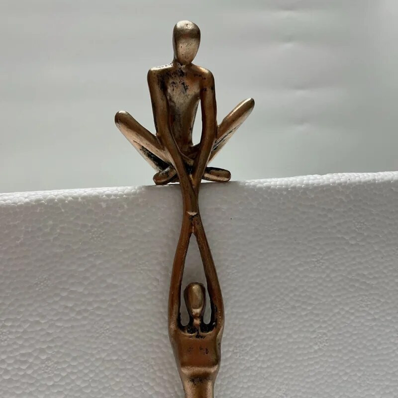 Vīrietis paceļ sievieti figūriņu māksla Statuja mīļākā skulptūra ornaments mājas darbvirsmas dekors dejojošs pāris skulptūra māksla radošs mākslas darbs