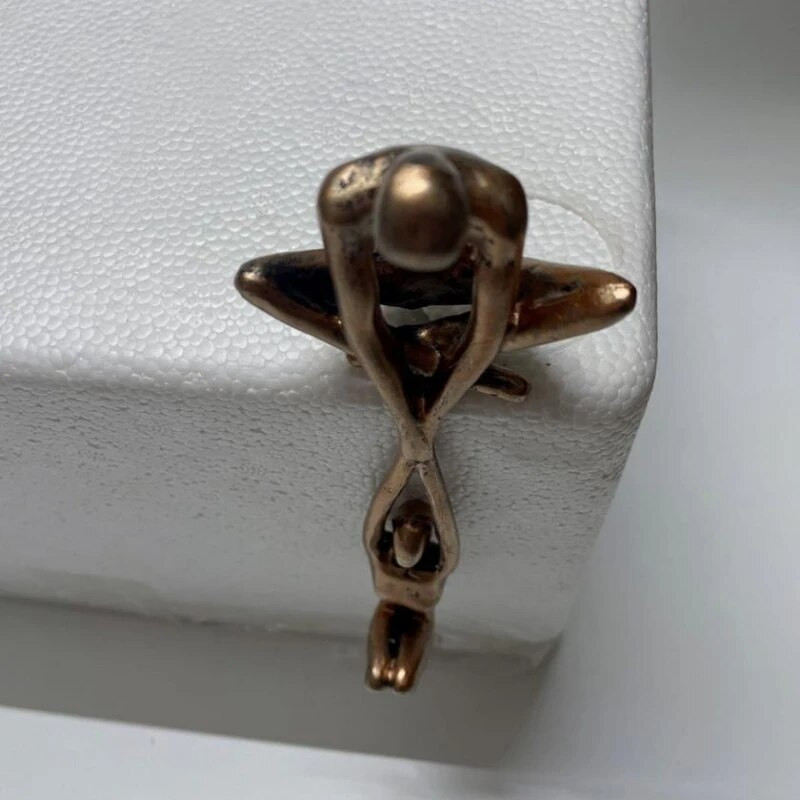 Vīrietis paceļ sievieti figūriņu māksla Statuja mīļākā skulptūra ornaments mājas darbvirsmas dekors dejojošs pāris skulptūra māksla radošs mākslas darbs