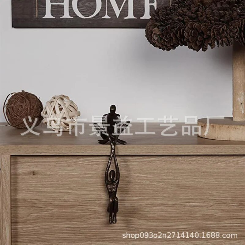 Vīrietis paceļ sievieti figūriņu māksla Statuja mīļākā skulptūra ornaments mājas darbvirsmas dekors dejojošs pāris skulptūra māksla radošs mākslas darbs