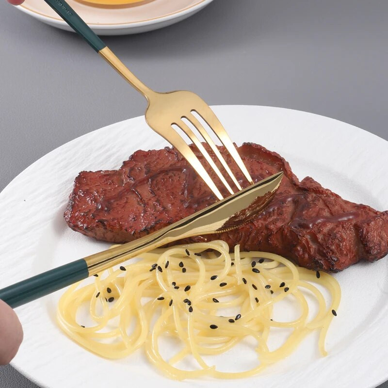 4 τμχ Μαύρη λαβή Χρυσή μαχαιροπίρουνα Σετ μαχαιροπήρουνα από ανοξείδωτο ατσάλι Πιρούνι κουτάλι Επιτραπέζια σκεύη Σετ Φεστιβάλ Δώρο σερβίτσιο κουζίνας