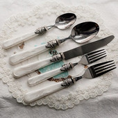 Retro grebšanas pērļu karotes dakšiņas nazis nerūsējošā tērauda vintage sveķu rokturis kafijas karotes deserta galda piederumi foto rekvizīti