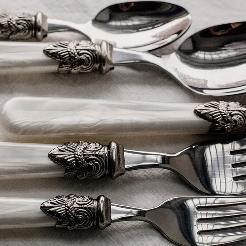 Retro grebšanas pērļu karotes dakšiņas nazis nerūsējošā tērauda vintage sveķu rokturis kafijas karotes deserta galda piederumi foto rekvizīti