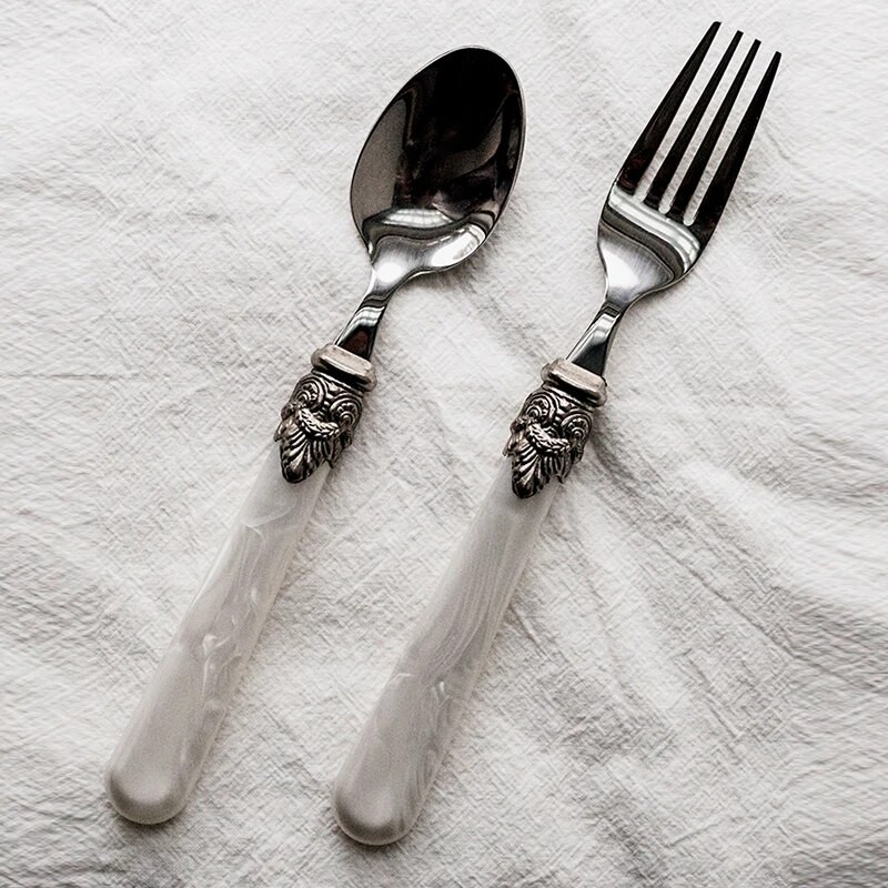 Retro grebšanas pērļu karotes dakšiņas nazis nerūsējošā tērauda vintage sveķu rokturis kafijas karotes deserta galda piederumi foto rekvizīti