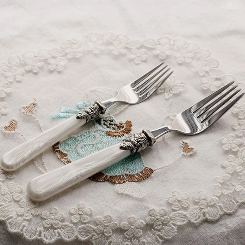 Retro grebšanas pērļu karotes dakšiņas nazis nerūsējošā tērauda vintage sveķu rokturis kafijas karotes deserta galda piederumi foto rekvizīti