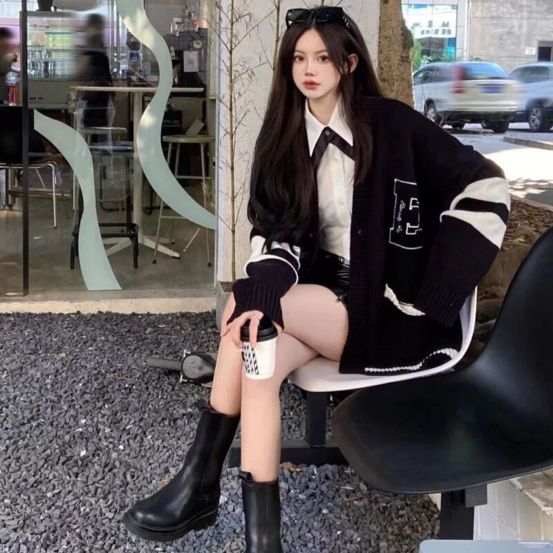 Melns Baggy Jaciņš Sieviešu Preppy Paneled Meiteņu lielas kabatas Dizaineru ielas apģērbi V veida kakla izgriezumā Burts Кардиган Женский Trikotāža Kpop