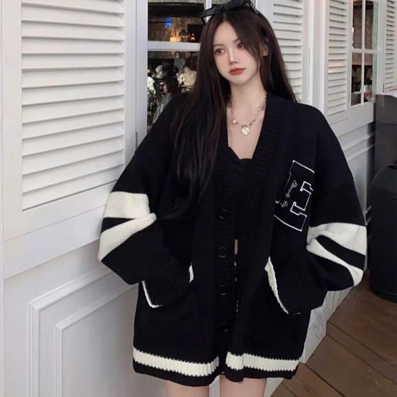 Melns Baggy Jaciņš Sieviešu Preppy Paneled Meiteņu lielas kabatas Dizaineru ielas apģērbi V veida kakla izgriezumā Burts Кардиган Женский Trikotāža Kpop