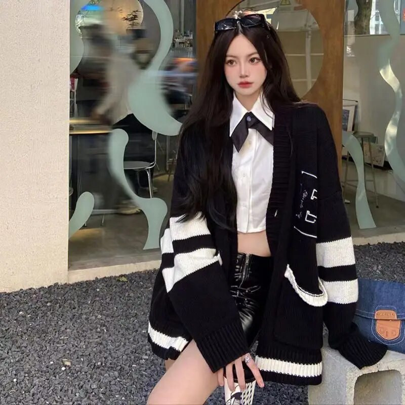 Melns Baggy Jaciņš Sieviešu Preppy Paneled Meiteņu lielas kabatas Dizaineru ielas apģērbi V veida kakla izgriezumā Burts Кардиган Женский Trikotāža Kpop