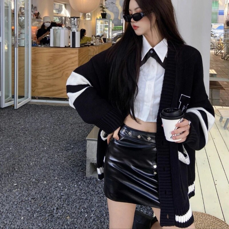 Melns Baggy Jaciņš Sieviešu Preppy Paneled Meiteņu lielas kabatas Dizaineru ielas apģērbi V veida kakla izgriezumā Burts Кардиган Женский Trikotāža Kpop