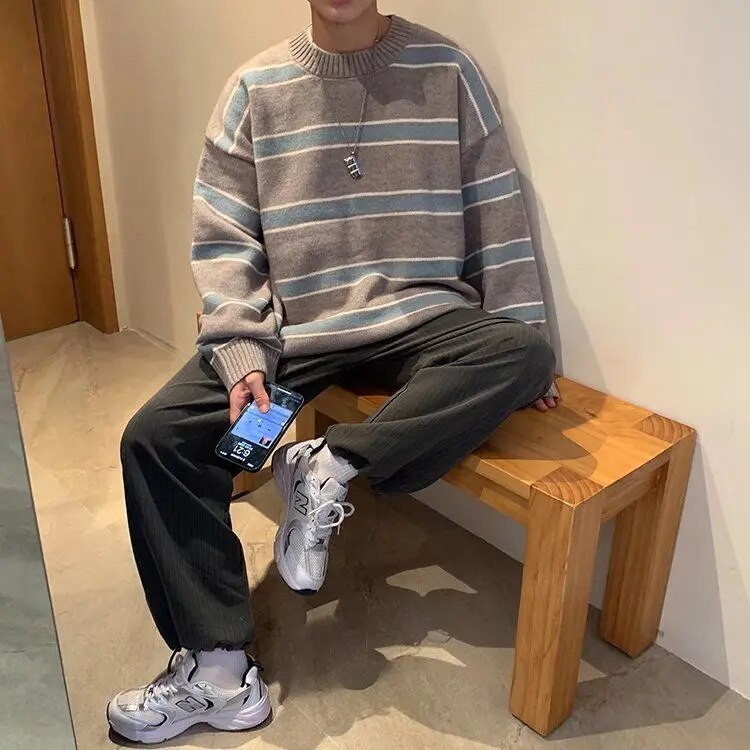 Brīvs trikotāžas džemperis ar apaļu kaklu džemperis zēniem Moderna personība Honkongas stila svītraina pāra jaka silta trikotāža A188