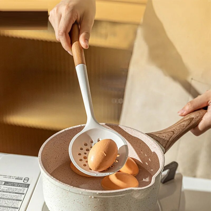 Σετ μαγειρικά σκεύη σιλικόνης ποιότητας τροφίμων λευκή ξύλινη λαβή μαγειρικά σκεύη σιλικόνης ανθεκτική σε υψηλές θερμοκρασίες σπάτουλα κουτάλι μαγειρικής για το σπίτι