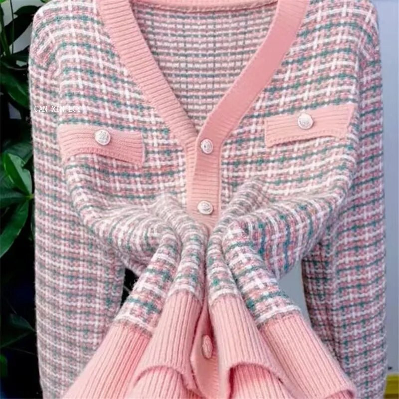 Jauns mazs smaržīgs vēja džemperis sieviešu pavasara rudens džemperis ar garām piedurknēm trikotāžas jakas ar V veida kakla izgriezumu Eleganti rūtaini džemperi Virsdrēbes