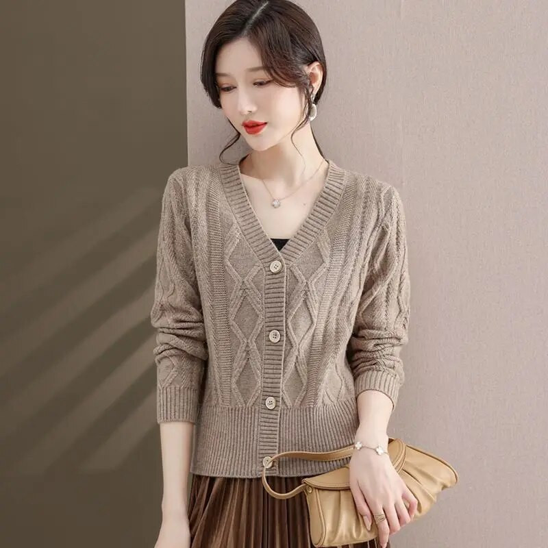 Sieviešu apģērbs Džemperis Jakas 2023. gada pavasara rudens Jaunums Korejas V-veida kakla izgriezuma modes vienkrāsains trikotāžas tops ar garām piedurknēm