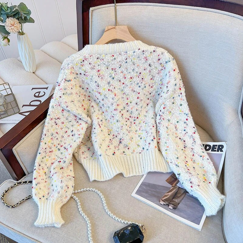 Krāsains trikotāžas krekls ar garām piedurknēm Sieviešu 2023. gada pavasara rudens mētelis, mazs, smaržīgs stils, ar V veida kakla izgriezumu.