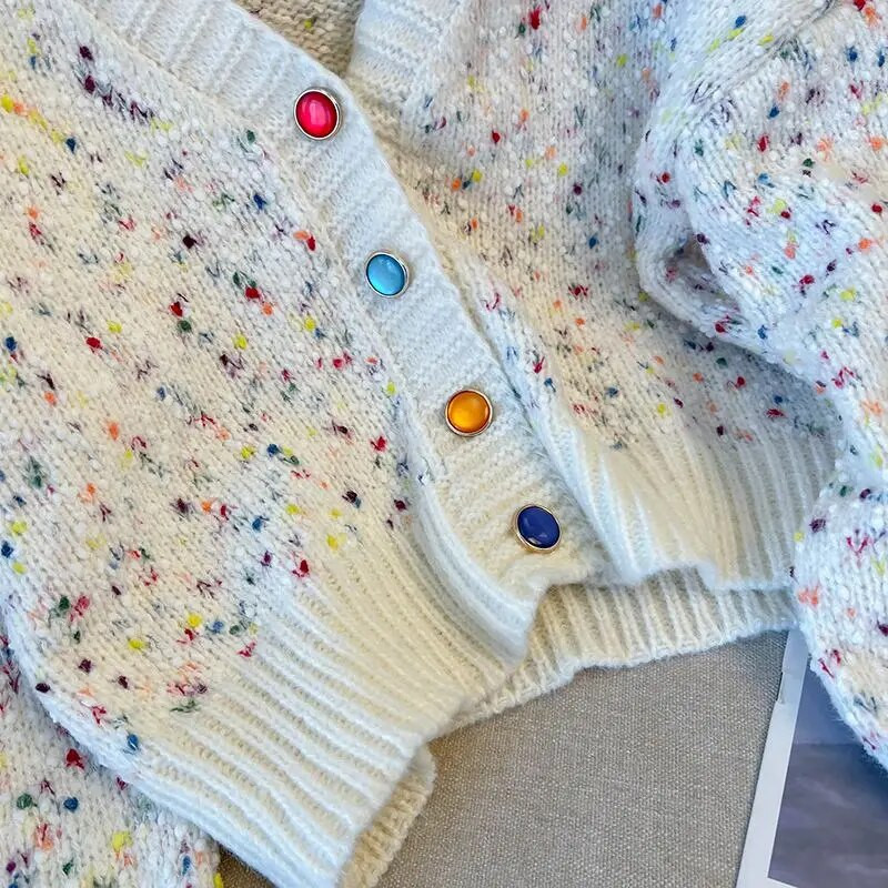 Krāsains trikotāžas krekls ar garām piedurknēm Sieviešu 2023. gada pavasara rudens mētelis, mazs, smaržīgs stils, ar V veida kakla izgriezumu.