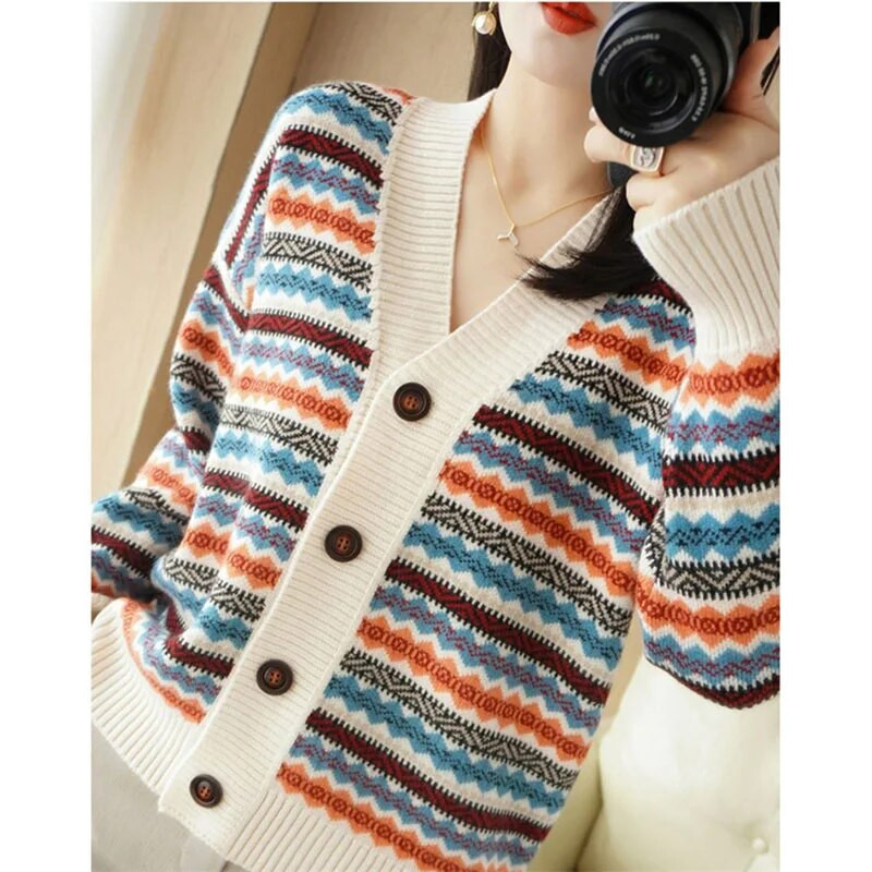 Rudens un ziemas jaunums 2023. gada korejiešu svītraini ar garām piedurknēm, V veida kakla izgriezuma adījums Sieviešu īss ar brīvu džemperi Sieviešu ikdienas siltie topi