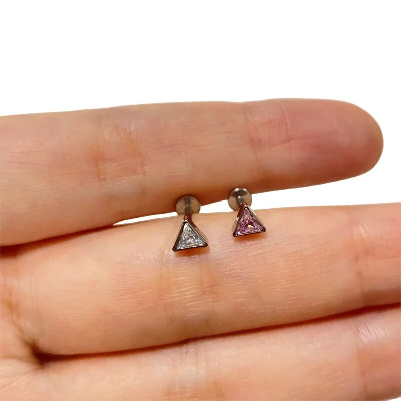 ASTM F136 Titanium EAR PIERC Trīsstūrveida cirkonija oksīds bruģēts augšējais vītņots Labret kniedes Tragus auskari lūpu mēles kniedes pīrsings rotaslietas