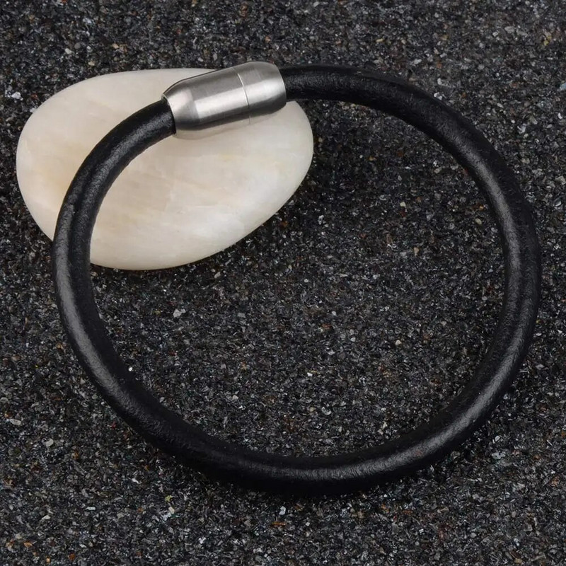 Гривна от гладка естествена кожа с магнитна закопчалка от неръждаема стомана Ръчно изработени мъжки черни гривни Гривни за мъже