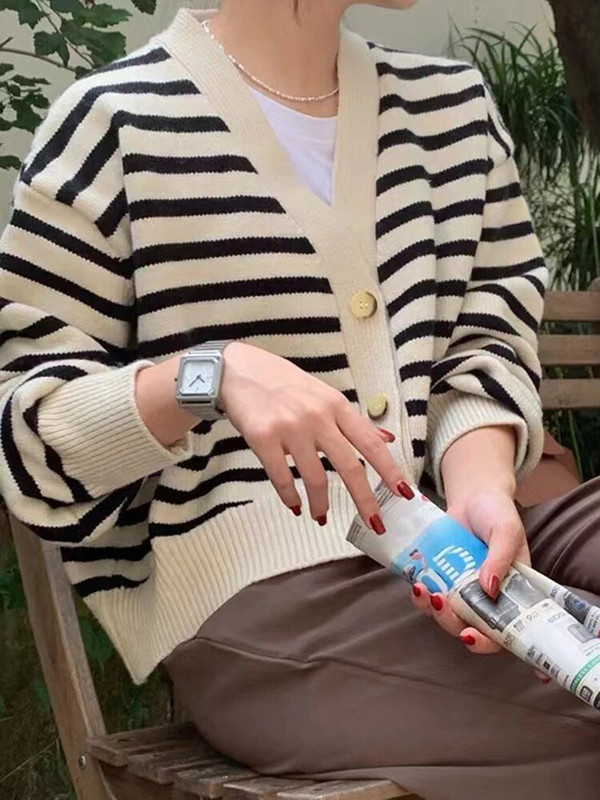 Utcai ruházat Csíkos kötött kardigán rövid dzsekik Női koreai laza pulóverek Gilet Alkalmi V-nyakú kötöttáru Kabátok Új Malhas felsők