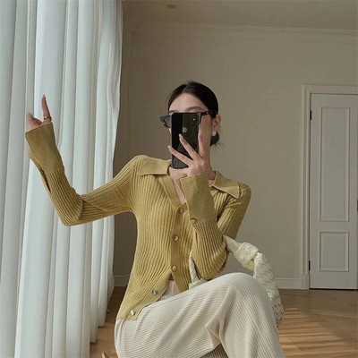 V veida kakla trikotāžas sieviešu brīvs džemperu tops 2023. gada pavasarī un rudenī jauns ar garām piedurknēm vienkrāsains džemperis ar pogu.