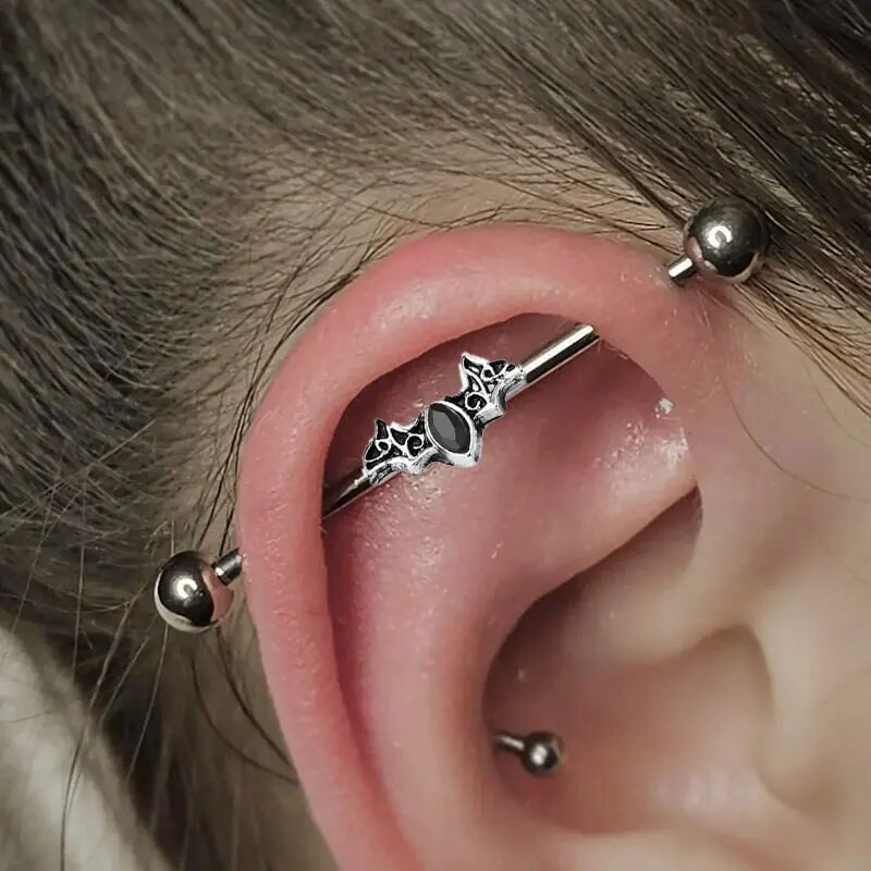 Gothic Bat Industrial Pīrsings Auskars Nerūsējošā tērauda Rūpnieciskā stienis Skrimšļa Pīrsings Helovīna ballīte Ķermeņa rotaslietas