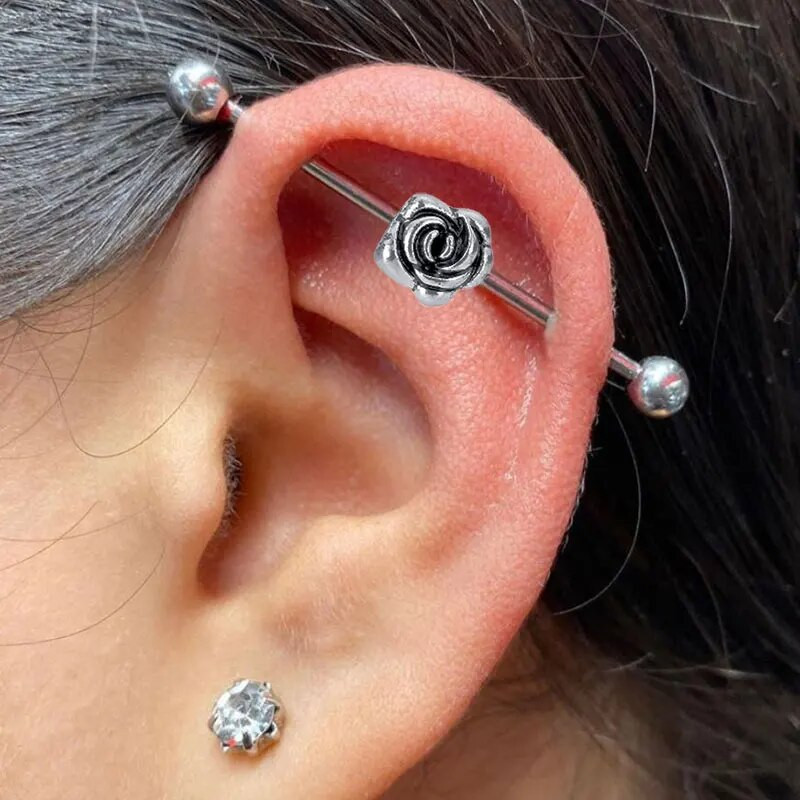 Rožu ziedu nerūsējošā tērauda rūpnieciskais gredzens sievietēm Ausu pīrsings Industriālais stienis Skrimšļa auskars Ausu kniedes ķermeņa rotaslietas