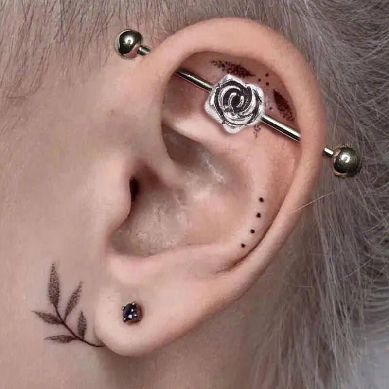 Rožu ziedu nerūsējošā tērauda rūpnieciskais gredzens sievietēm Ausu pīrsings Industriālais stienis Skrimšļa auskars Ausu kniedes ķermeņa rotaslietas