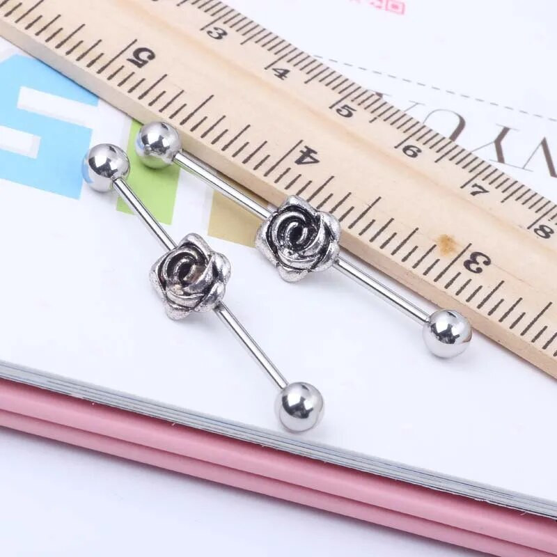 Rožu ziedu nerūsējošā tērauda rūpnieciskais gredzens sievietēm Ausu pīrsings Industriālais stienis Skrimšļa auskars Ausu kniedes ķermeņa rotaslietas