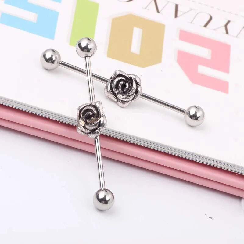 Rožu ziedu nerūsējošā tērauda rūpnieciskais gredzens sievietēm Ausu pīrsings Industriālais stienis Skrimšļa auskars Ausu kniedes ķermeņa rotaslietas