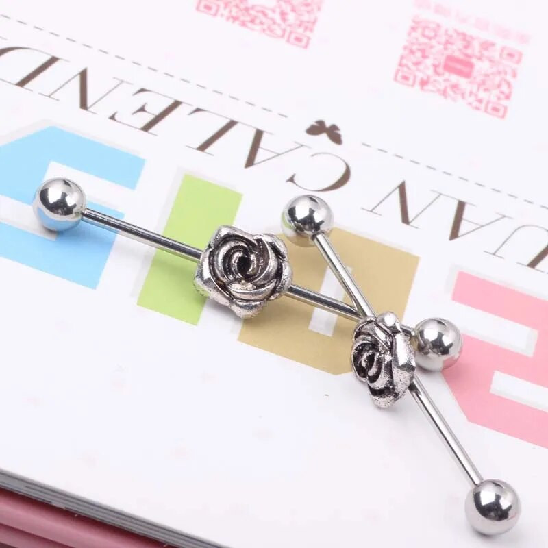 Rožu ziedu nerūsējošā tērauda rūpnieciskais gredzens sievietēm Ausu pīrsings Industriālais stienis Skrimšļa auskars Ausu kniedes ķermeņa rotaslietas