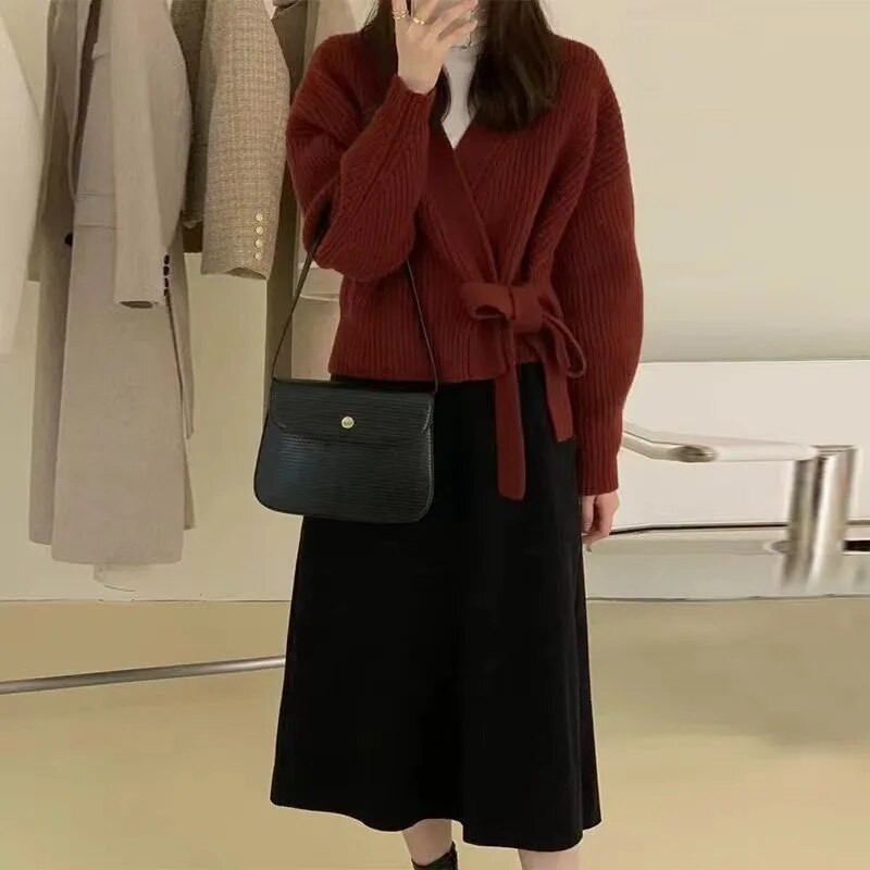 Korejiešu modes trikotāžas jaka sievietēm Augstas kvalitātes ikdienišķa V veida kakla laternas piedurknēm, mežģīņu piedurknēm, īss džemperis Dāmu elegants trikotāža