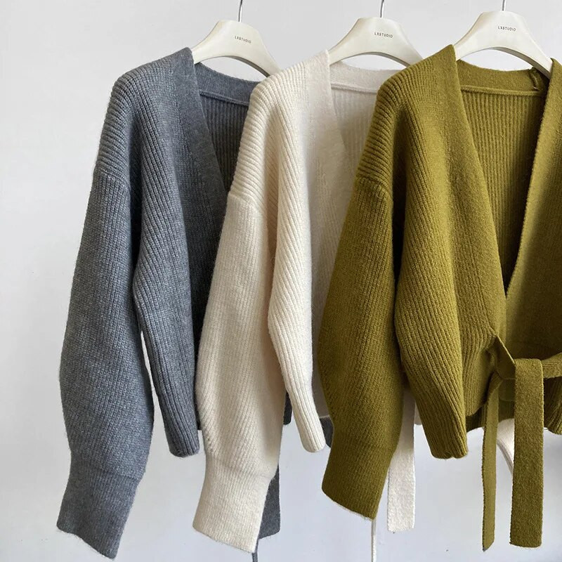 Korejiešu modes trikotāžas jaka sievietēm Augstas kvalitātes ikdienišķa V veida kakla laternas piedurknēm, mežģīņu piedurknēm, īss džemperis Dāmu elegants trikotāža