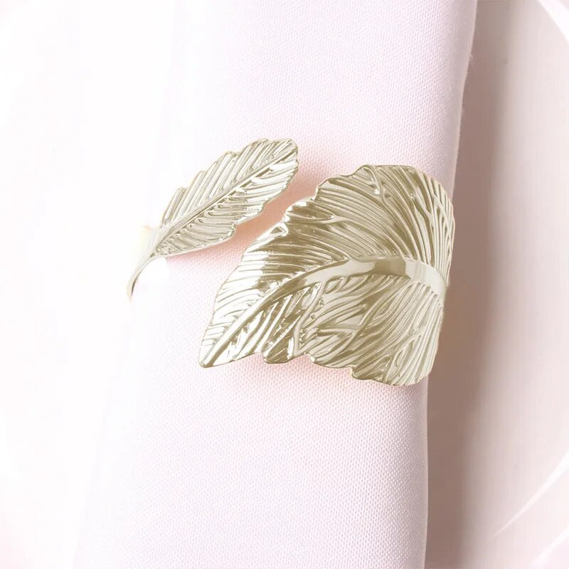 1 gab. Salvešu gredzeni Radošās lapas Spalvu salvešu plaukts Kāzu ballītes festivāli Kristību vakariņu galds Metāla salvešu turētājs