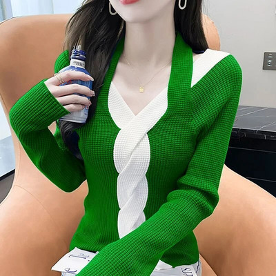 2023. gada rudens ziema — jauns sieviešu apģērbs, trikotāža. Moderns, seksīgs sieviešu tops ar garām piedurknēm, džemperi