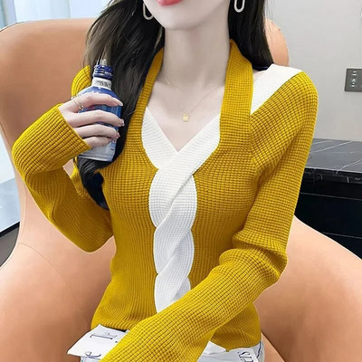 2023. gada rudens ziema — jauns sieviešu apģērbs, trikotāža. Moderns, seksīgs sieviešu tops ar garām piedurknēm, džemperi