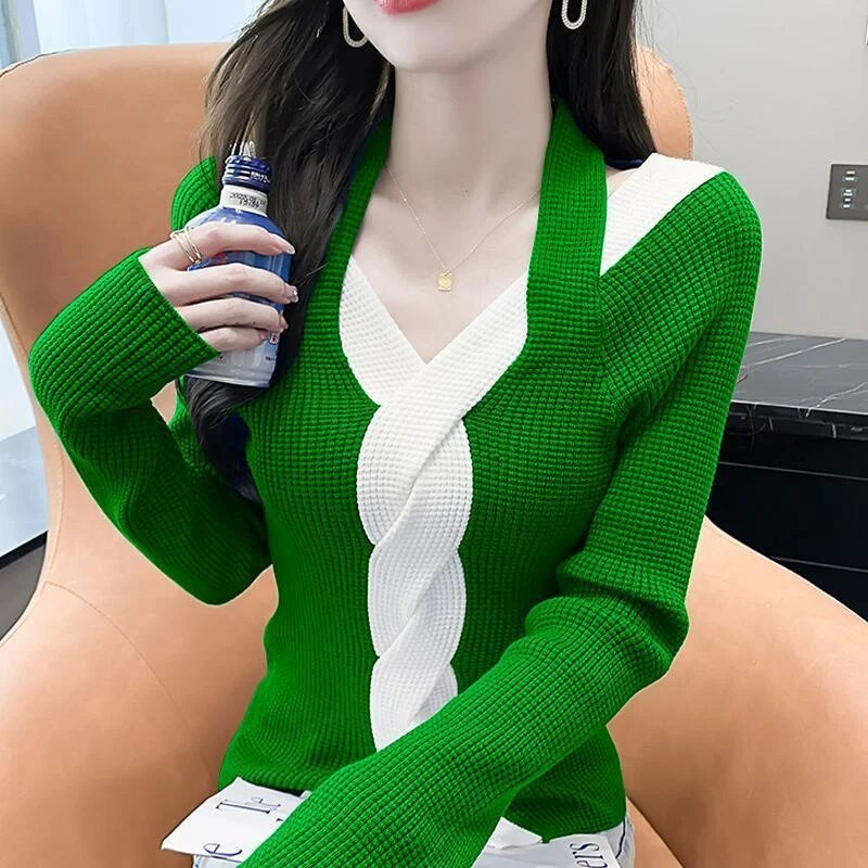 2023. gada rudens ziema — jauns sieviešu apģērbs, trikotāža. Moderns, seksīgs sieviešu tops ar garām piedurknēm, džemperi