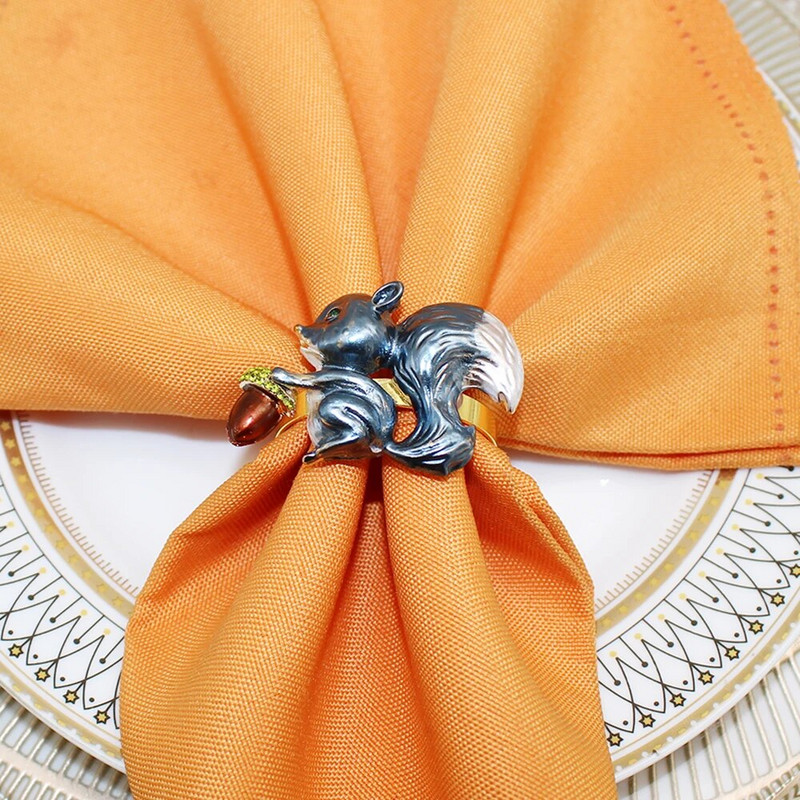 8Gb Jauki vāveres priežu riekstu salvešu gredzeni krāsaini emaljas metāla dzīvnieku salvešu turētājs rudens Pateicības Helovīna dekoram HWH113