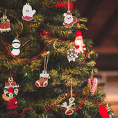 10x zománcozott karácsonyfa dekoráció Mikulás koszorú Hóember minta karácsonyi medál nyakláncok fülbevalók karkötők barkács kézzel készített kézműves