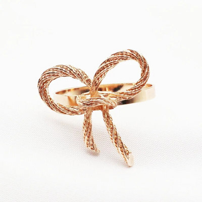 Ziemassvētku sarkanā loka salvešu gredzeni sprādze ar dimanta galda rotājumu Ziemassvētku zelta salvešu turētājs svētku svinību galda noformējums