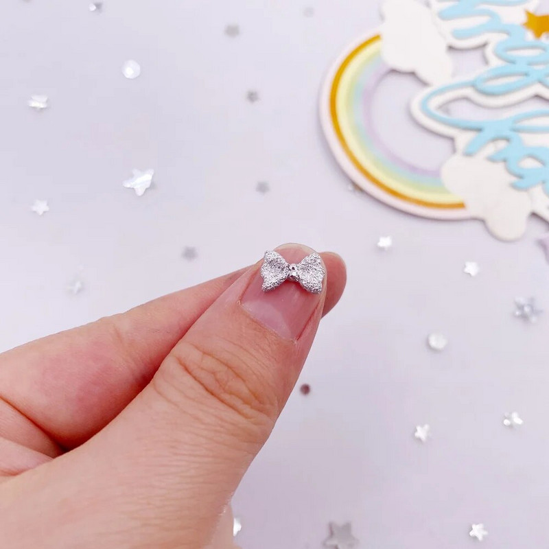 50 gab. 7*10 mm sveķu 3D krāsaini mini banīti, dārgakmeņi plakanā mugurā, figūriņas.