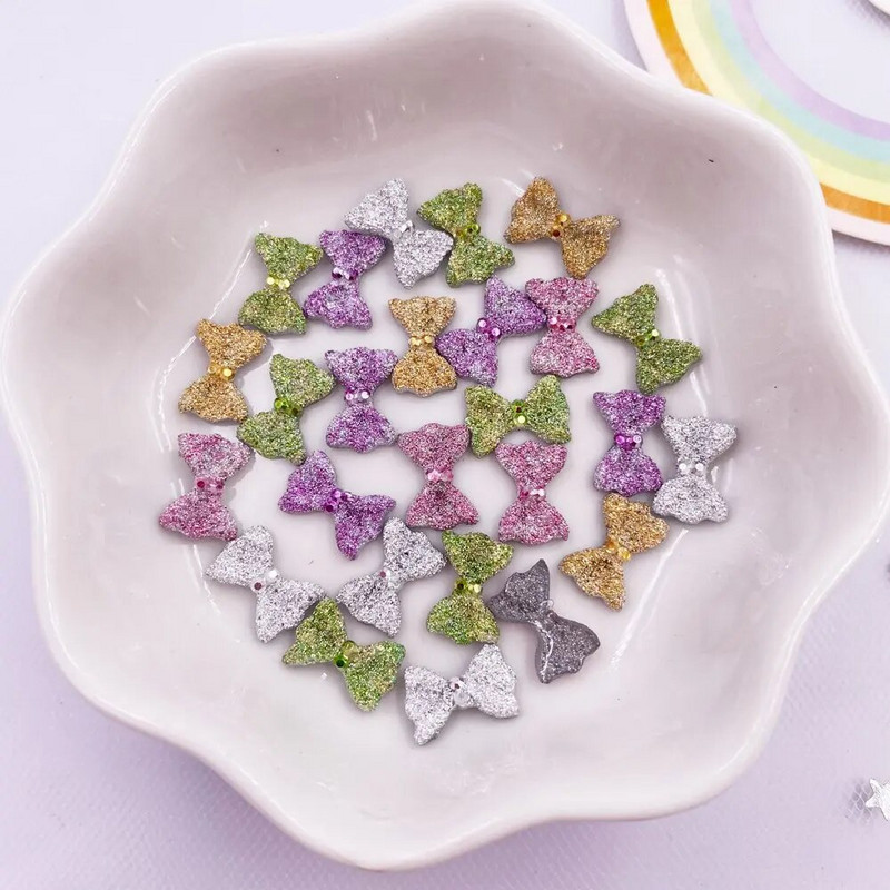 50 gab. 7*10 mm sveķu 3D krāsaini mini banīti, dārgakmeņi plakanā mugurā, figūriņas.