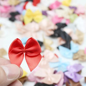 50 gab. Roku darbs Mini satīna lentes bantes Ziemassvētkiem Bowknot Dāvanu bantes amatniecībai Ziedu kāzu bantes dzimšanas dienas DIY ballītes dekorēšana