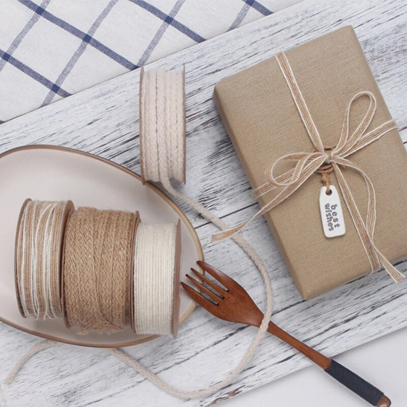 10M/Roll γιούτα λινάτσα ρολά Hessian κορδέλα με δαντέλα για χειροτεχνίες DIY Διακοσμήσεις γάμου Κορδέλες Χριστουγεννιάτικα δώρα Συσκευασία συσκευασίας