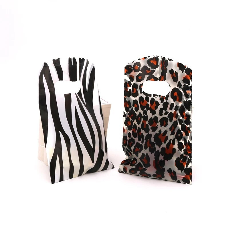 50 vnt. / partijos kelių modelių mažas plastikinis maišelis 9x15 cm butiko dovanų maišelis su rankenomis Gražūs žavesiai Auskarai Papuošalų pakavimo maišeliai