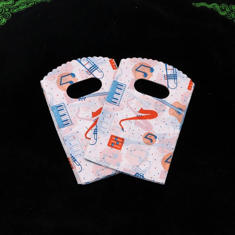 Нова модна търговия на едро с 50 бр./лот 9*15 см прости точки Мини пластмасова торбичка за подарък Малки торбички за опаковане на бижута с бонбони с дръжки